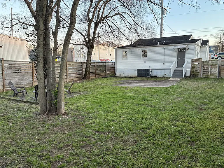 333 E Trinity Ln — Photo 14