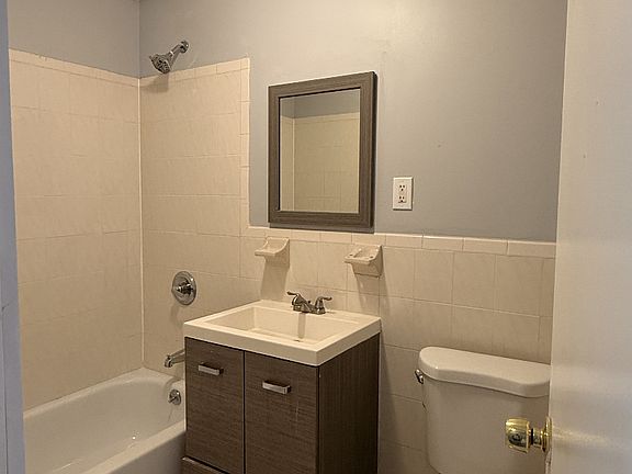 3rd image of 813 E 225th St APT 3