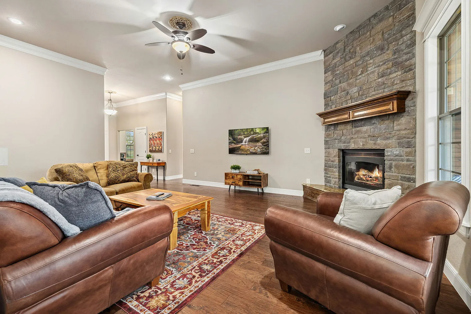 5 bed, 4.0 bath, 4585 sqft, $6,789 — Photo 2