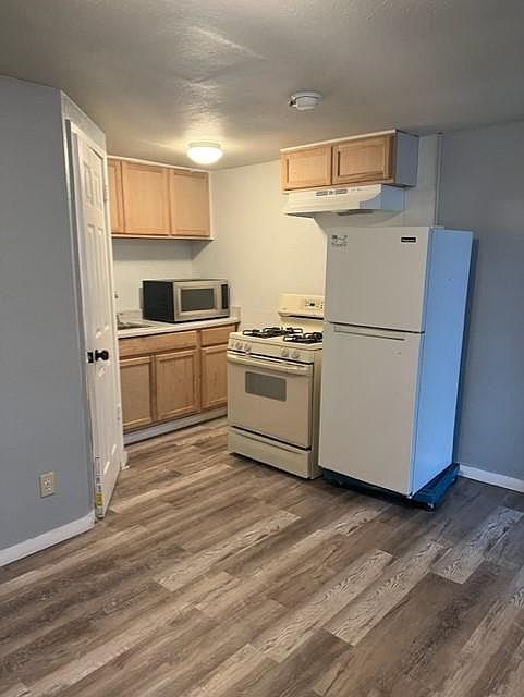 1st image of 2150 Victorian Ave #2