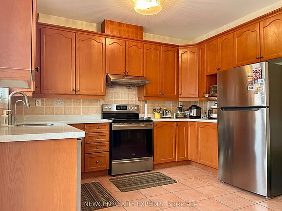 3rd image of 42 Crystalview Cres