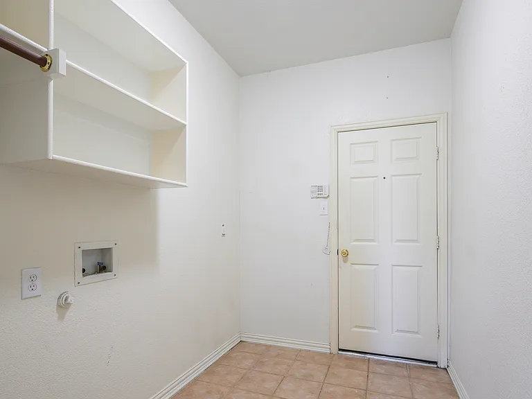 8708 Brook Hollow Dr — Photo 16