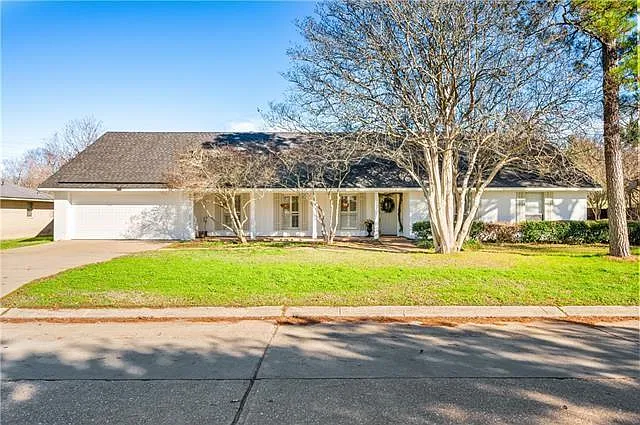 3 bed, 2.0 bath, 2453 sqft, $2,500 — Photo 1