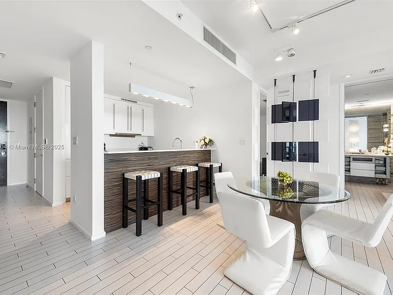 2201 Collins Ave #814 — Photo 11