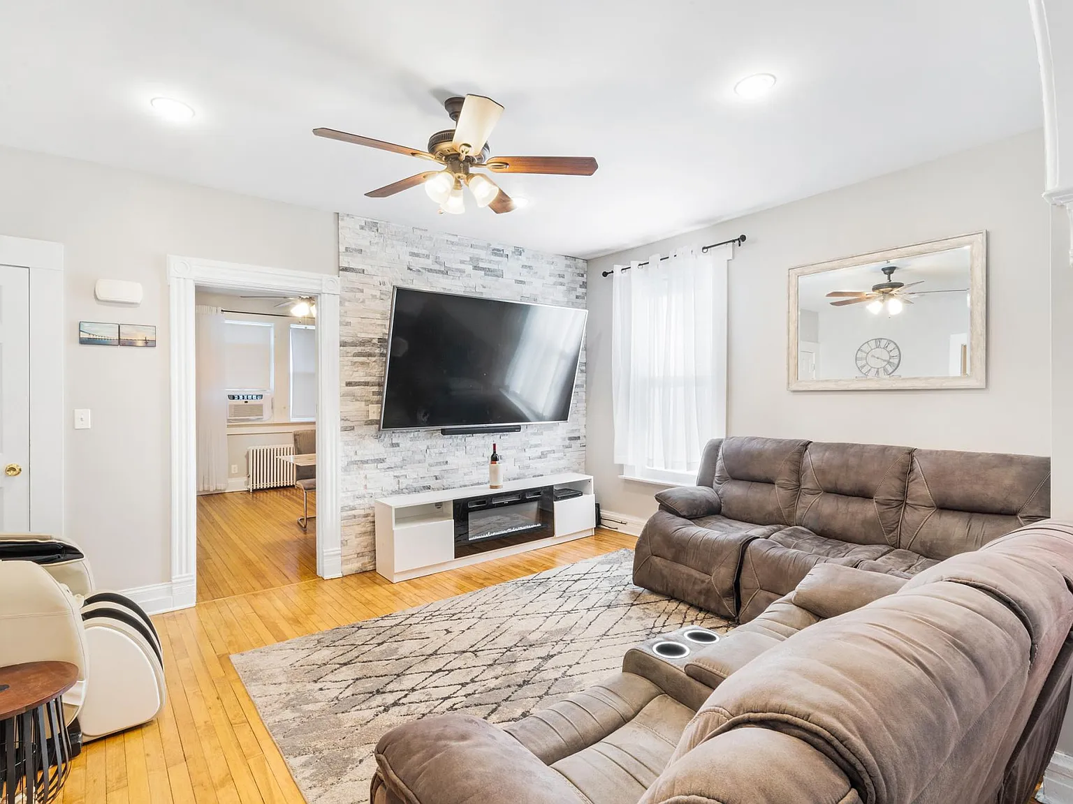 2 bed, 1000 sqft, $3,400 — Photo 1