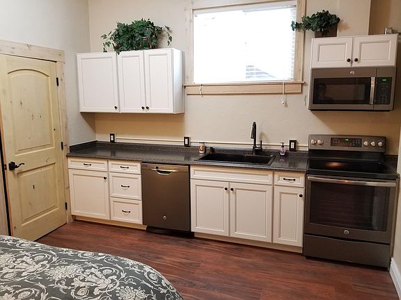 Upgraded Kitchen w/lots of counter space