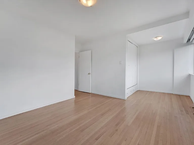 1281 Broughton St — Photo 5