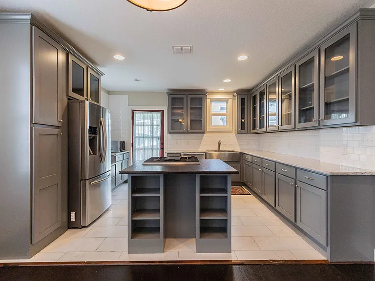 1121 E Crockett St — Photo 10