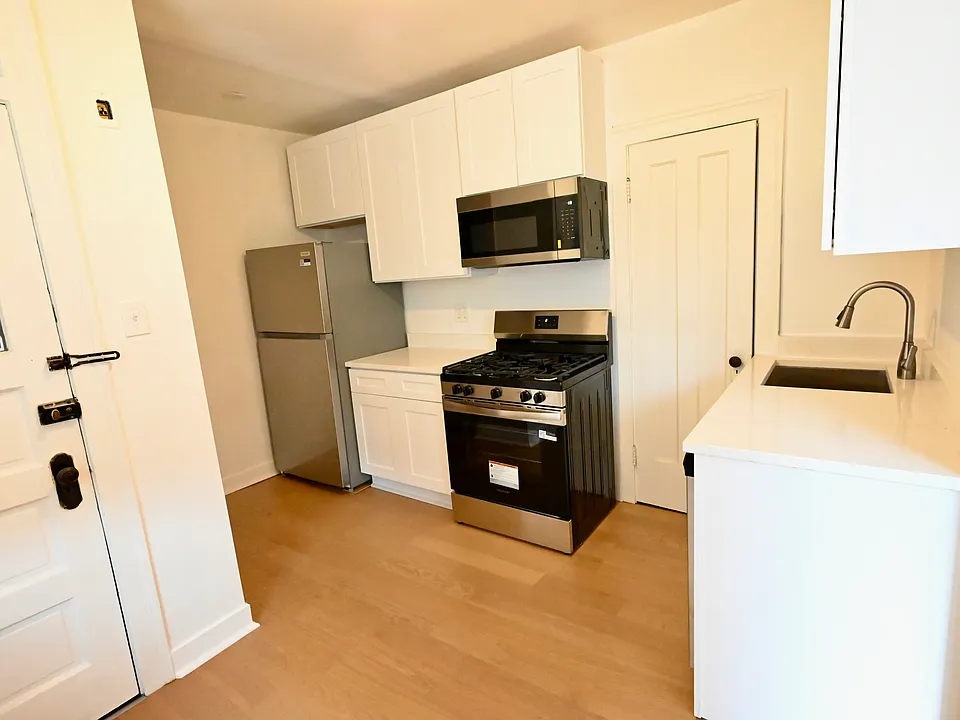 2421 W Ardmore Ave #1