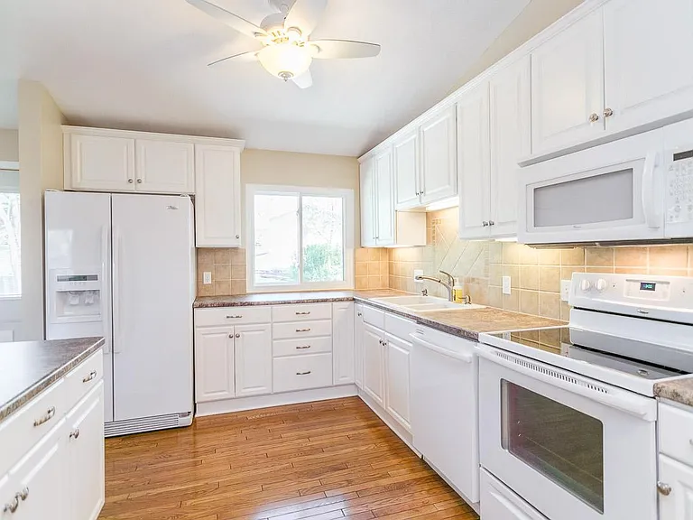 530 W Broadview Dr — Photo 4