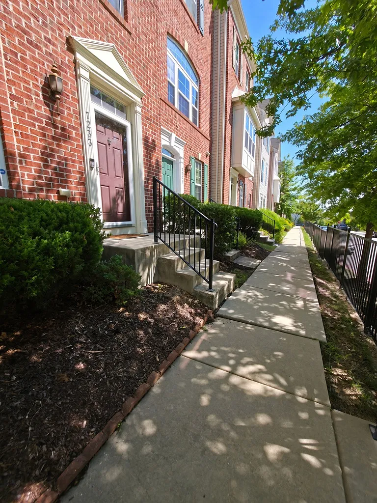 3BR Single-Family Home with Garage, Central A/C & In-Unit Laundry — Photo 2