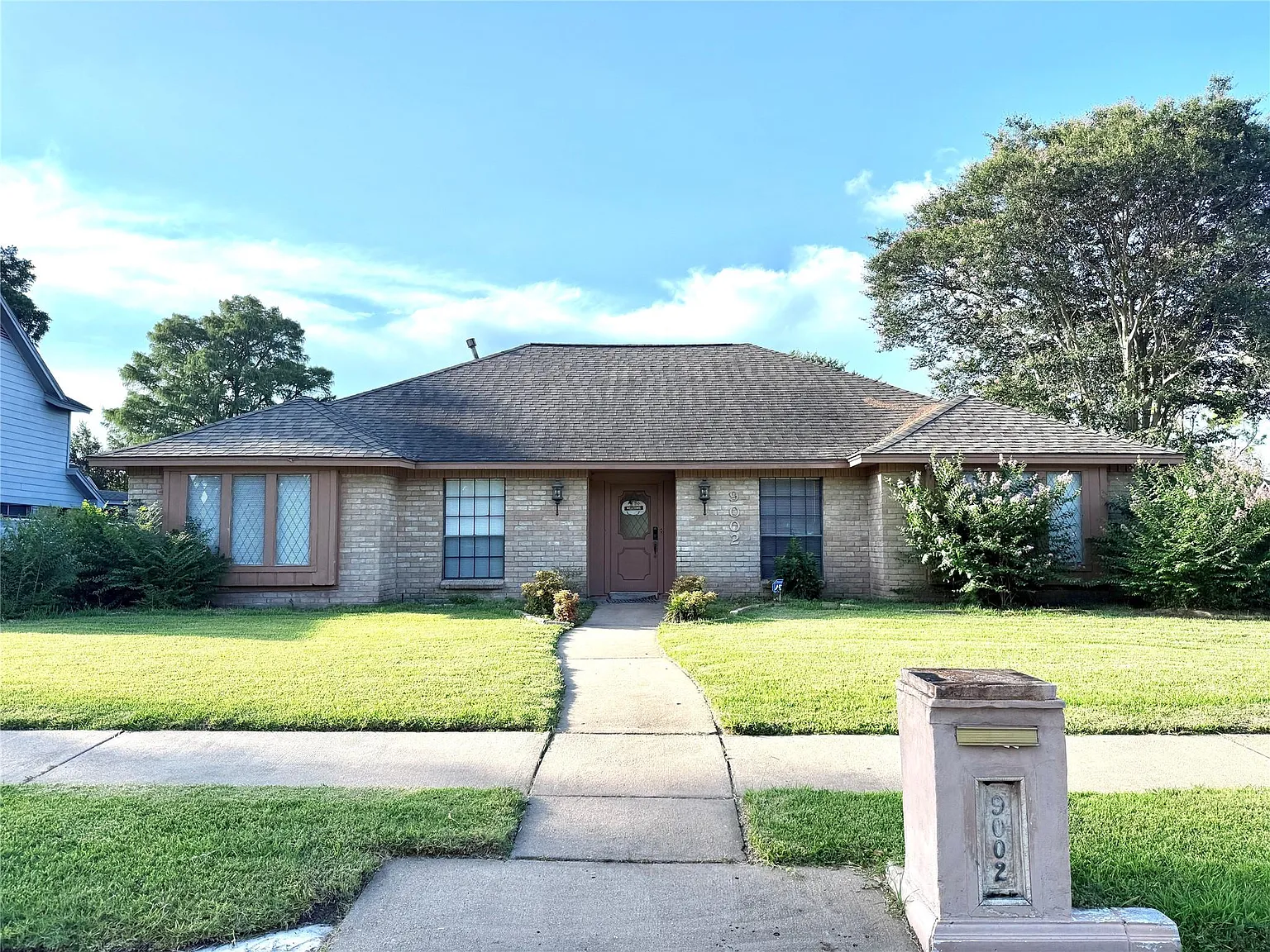 4 bed, 2.5 bath, 2362 sqft, $2,050 — Photo 2
