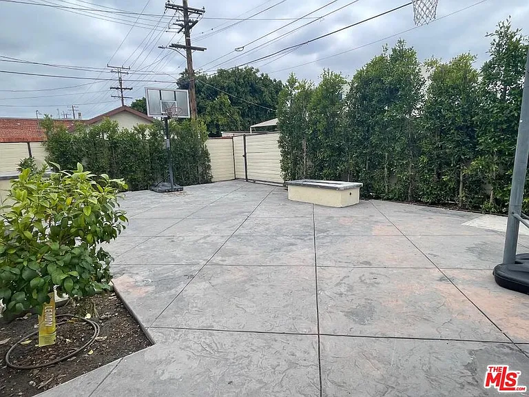 422 S Clark Dr — Photo 18