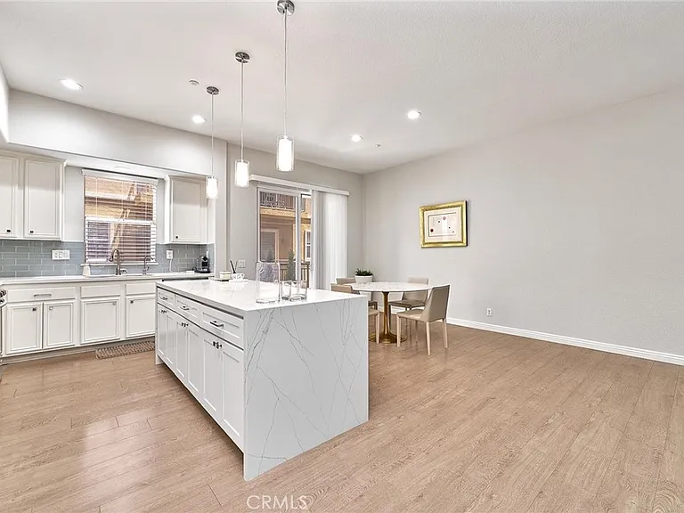 1139 Elfstrom Dr — Photo 4