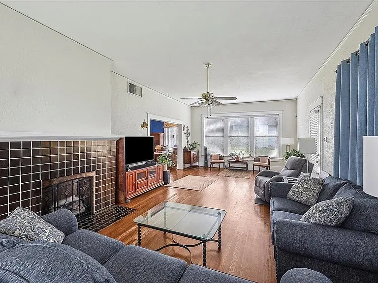 Lakeshore Dr — Photo 37