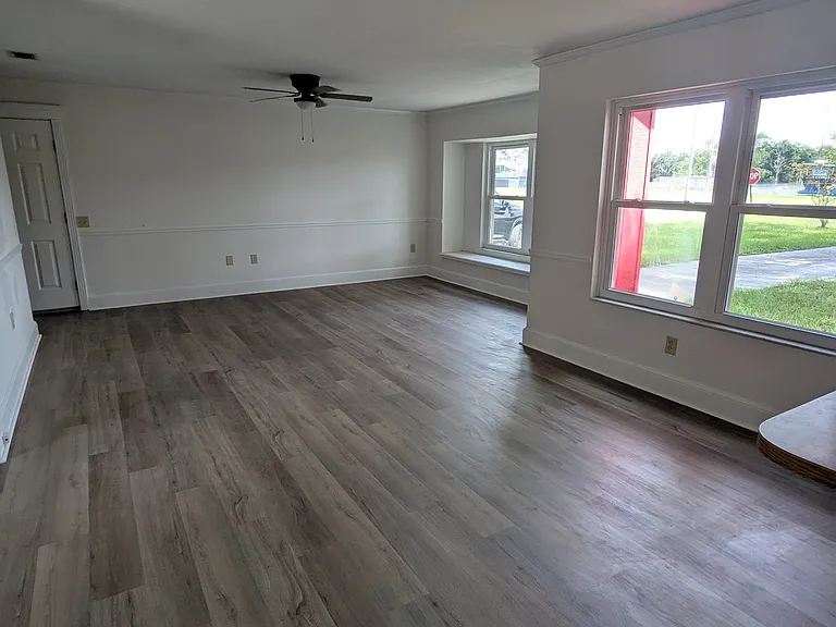 507 Governor Ave NE — Photo 2