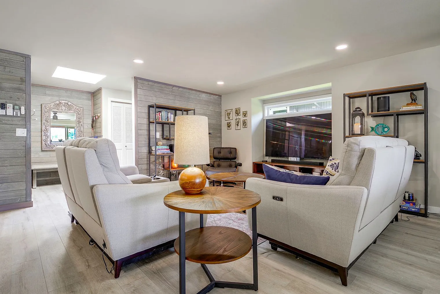3 bed, 2.0 bath, 1991 sqft, $3,774 — Photo 3