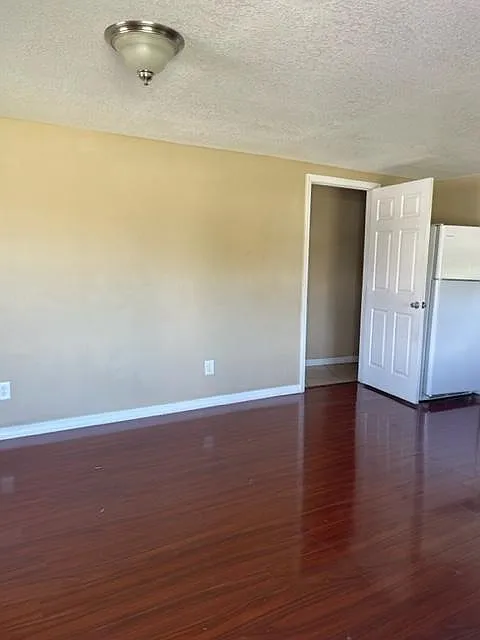 1 bed, 900 sqft, $895 — Photo 4