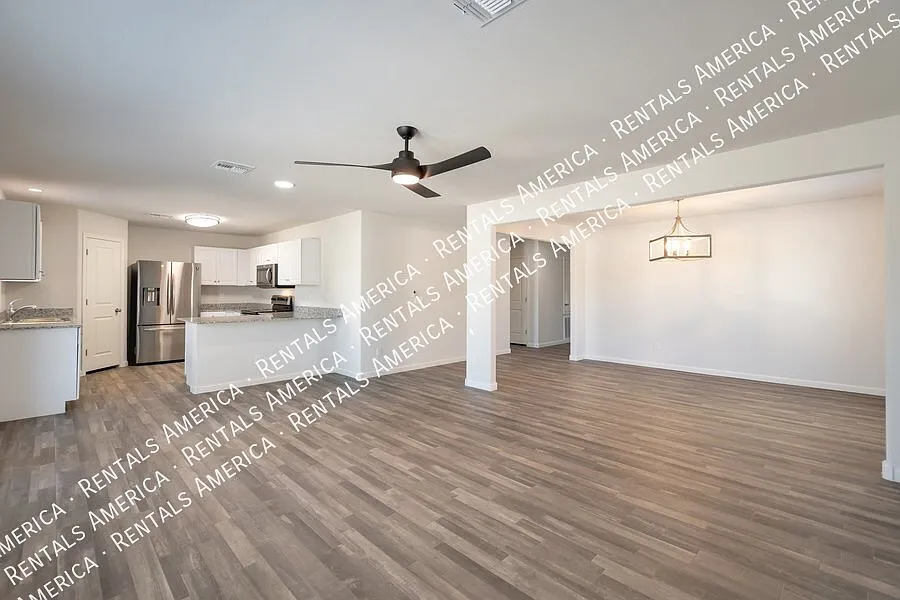 4 Bedroom home w/beautiful Floor Plan — Photo 2