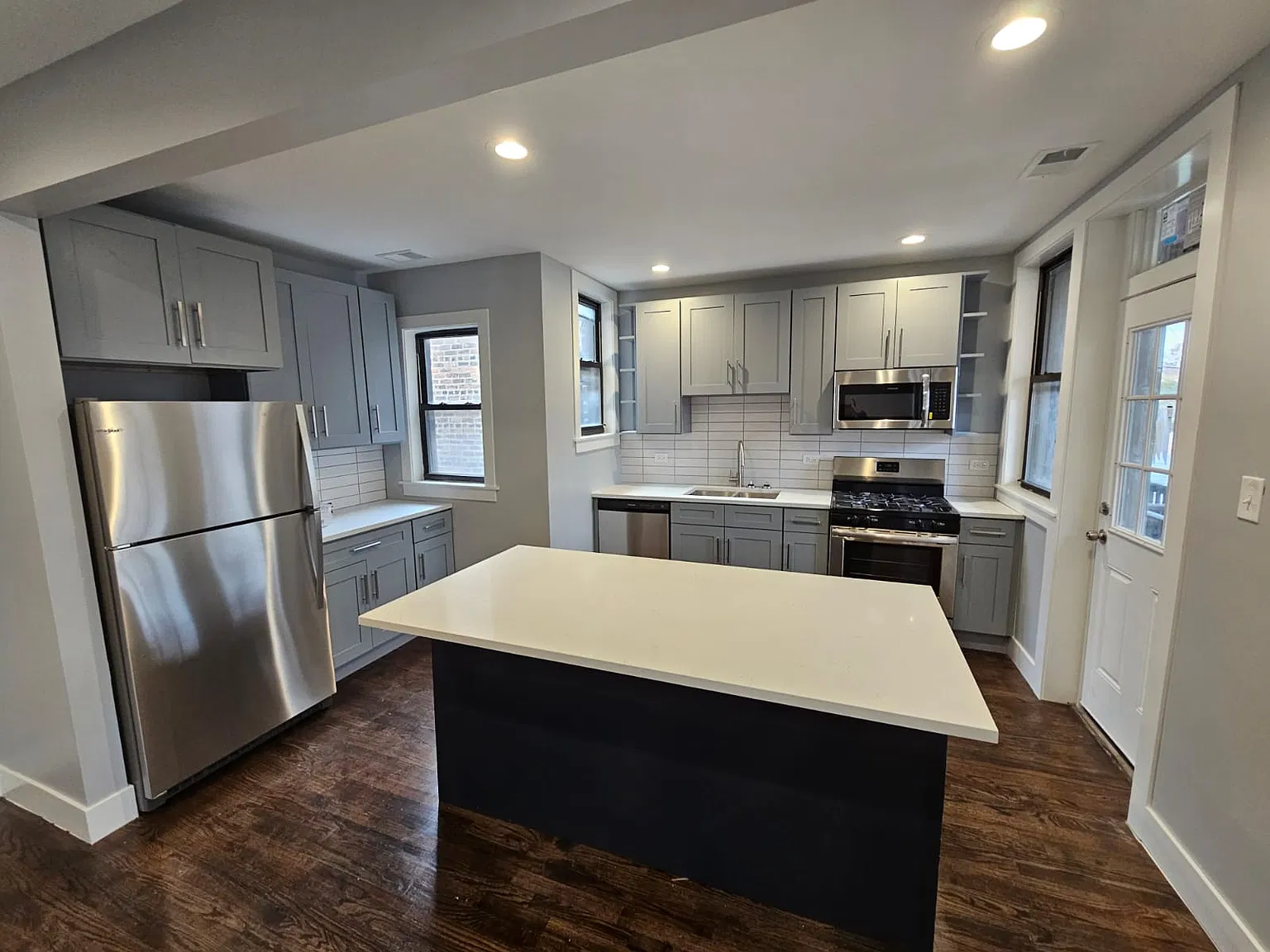 3 bed, 1450 sqft, $2,600 — Photo 4