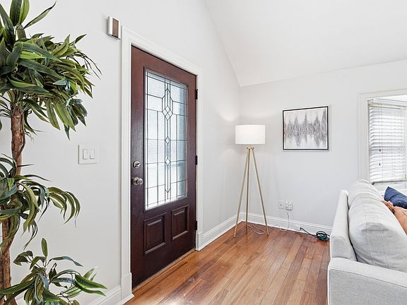 4th image of 936 6th St