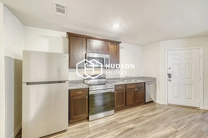 3 bed, 2.0 bath, 872 sqft, $995 — Photo 4