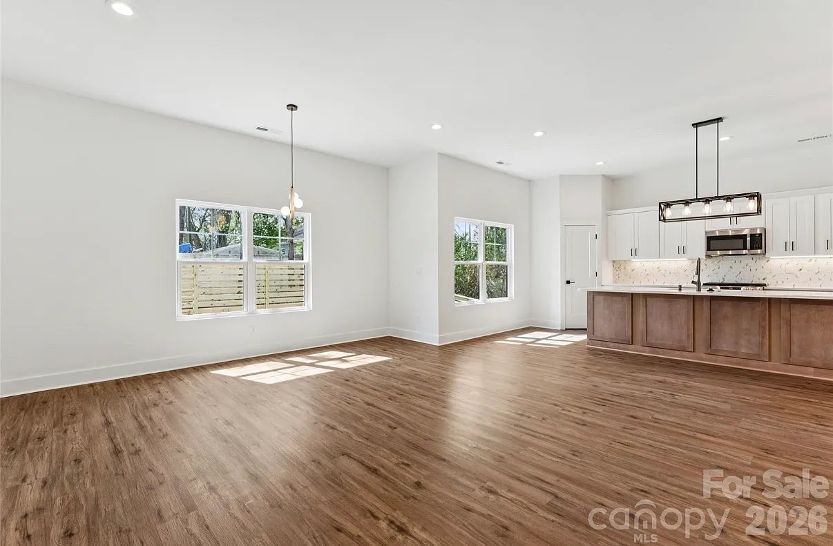 4 bed, 3.5 bath, 2260 sqft, $4,000 — Photo 3