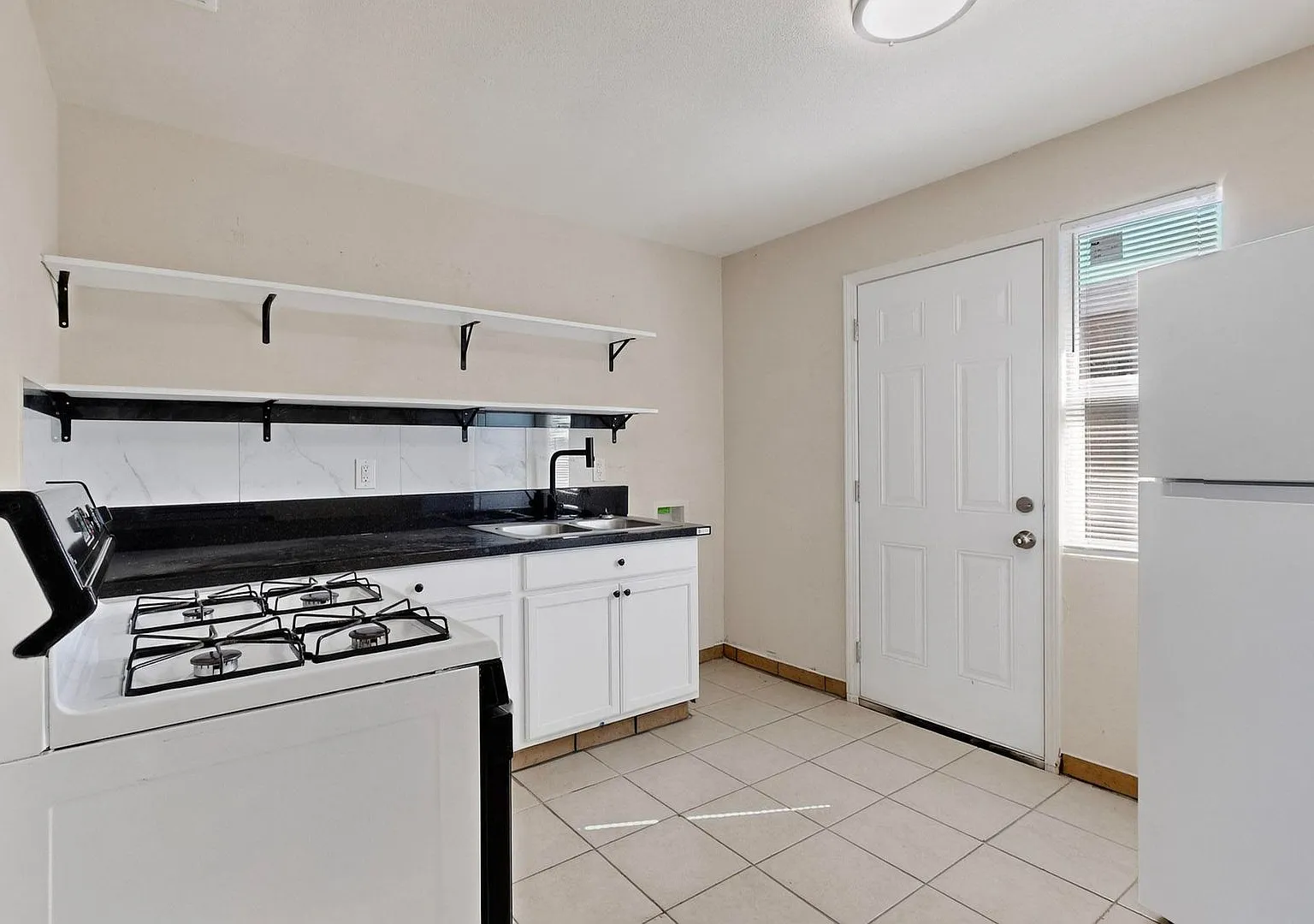 540 Cardenas Dr SE — Photo 4
