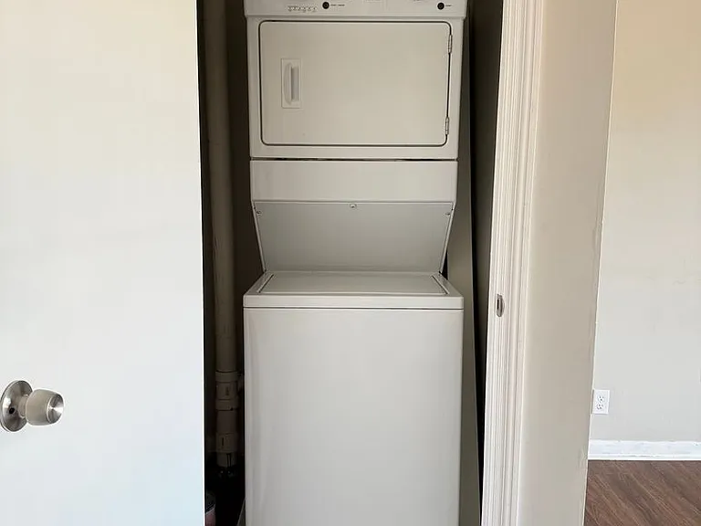 Executive House Apartments — Photo 49