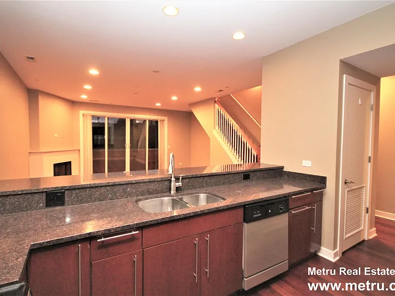 2358 W School St #4W — Photo 1