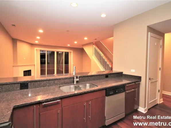 2358 W School St #4W, Chicago, IL 60618