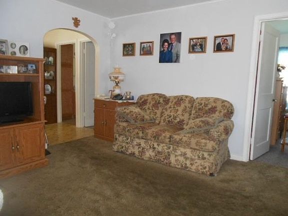 5th image of 406 W Benton St