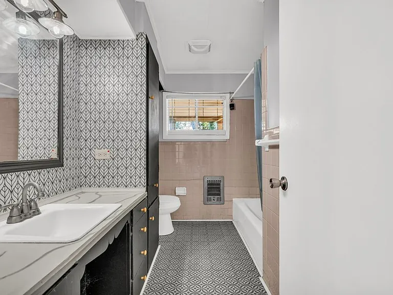 654A W Main St — Photo 12