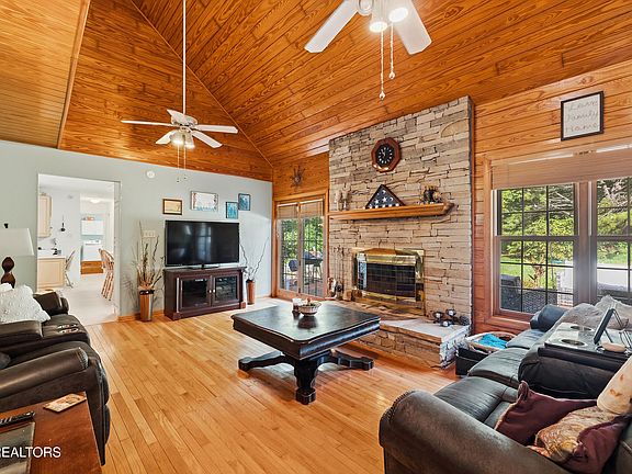 4th image of 323 Kitts Rd
