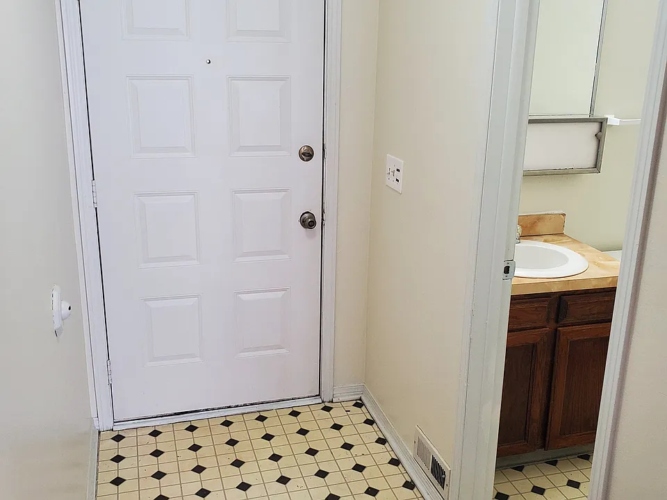 Front door
1/2 Bathroom