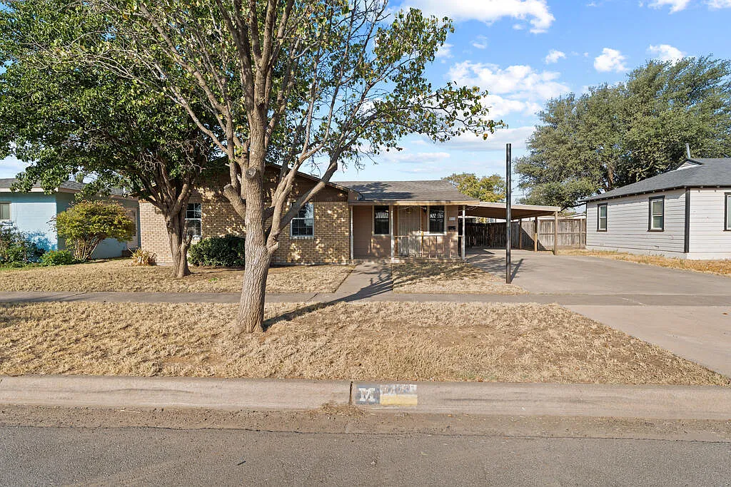 3 bed, 2.0 bath, 1606 sqft, $2,100 — Photo 2