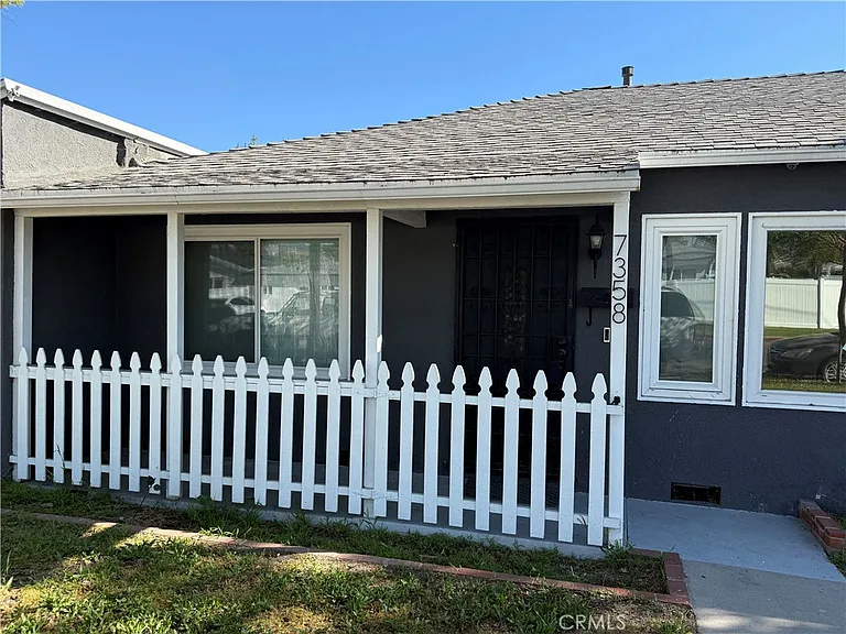 7358 Riverton Ave — Photo 2