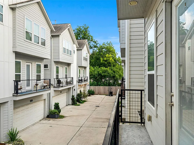 420 W 28th St #D — Photo 34