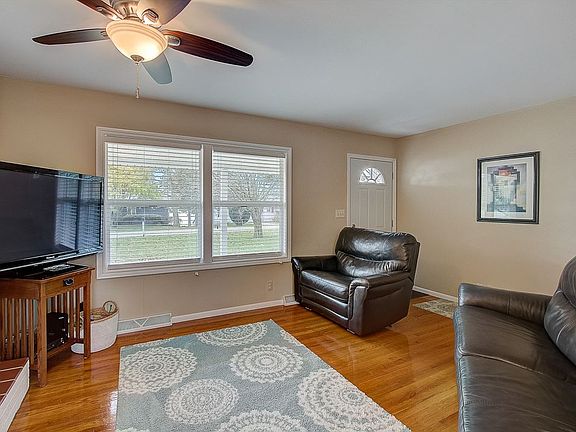 4th image of 609 Lake Wisconsin Dr