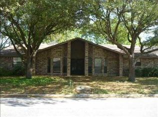 2211 W Lake Dr, Taylor, TX 76574