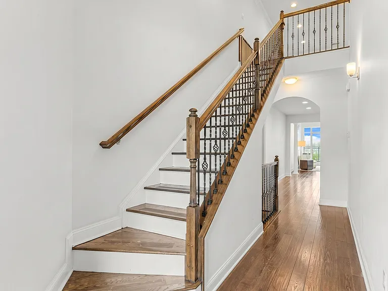 433 Fairmont Dr — Photo 2