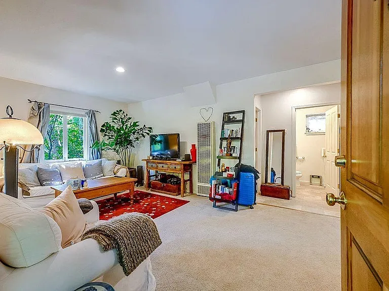 33 Redwood Ave — Photo 1