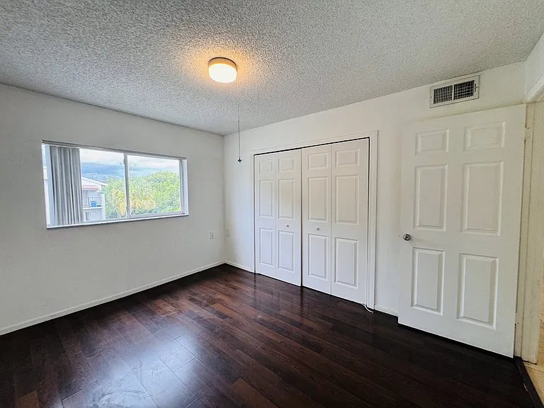 1068 N Benoist Farms Rd — Photo 8