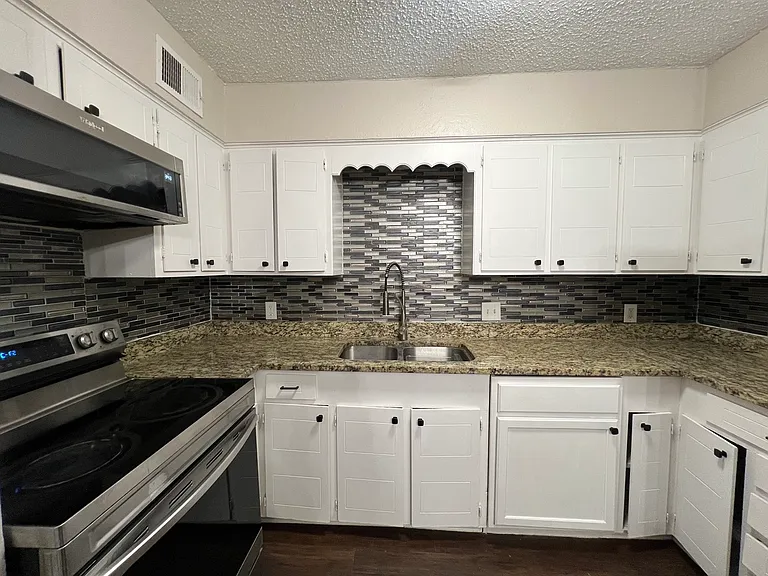 2500 Hollandale Cir #B — Photo 18