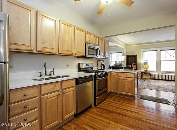 5th image of 457 W Oakdale Ave APT 1
