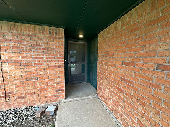 4th image of 813 N Eagle Ln