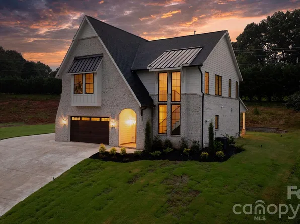 2670 Charleston Ct, Claremont, NC 28610