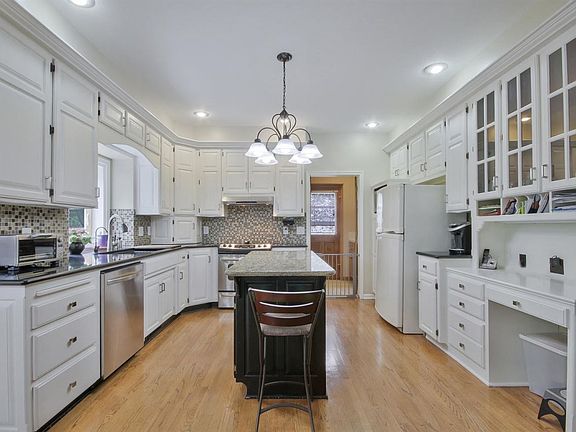 3rd image of 1130 N Cypress Dr