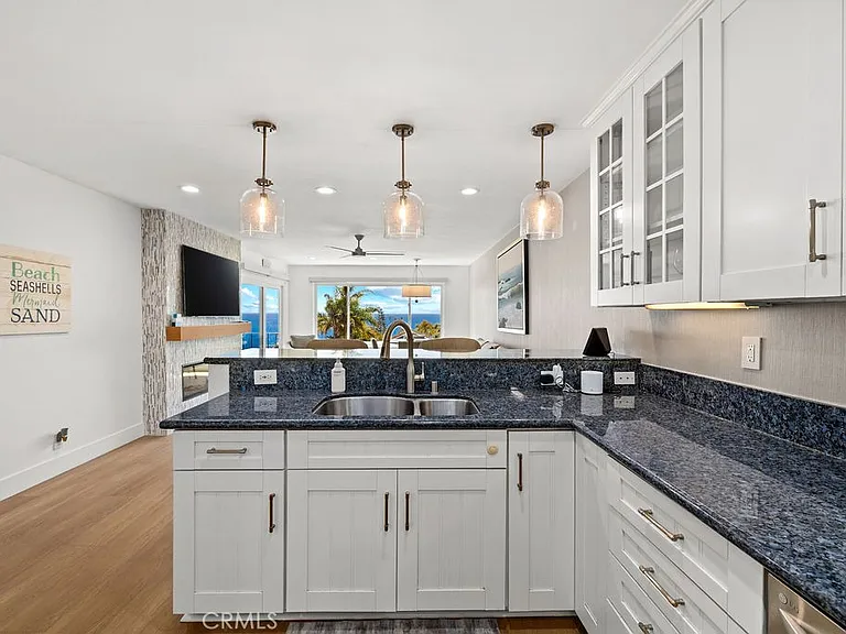 240 Moss St #4 — Photo 7