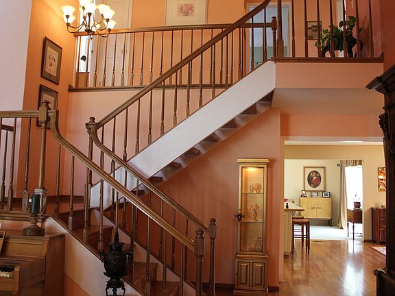 5th image of 9140 Crest Hill Ct